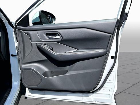Used 2025 Nissan Rogue SV FWD image 23