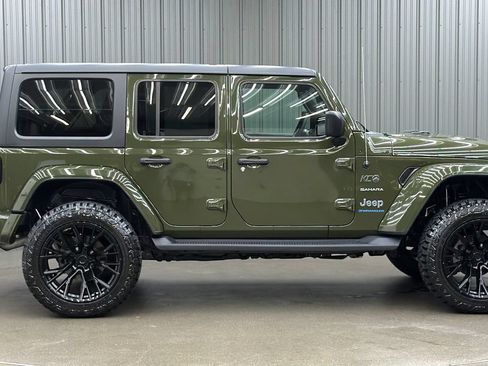 Used 2023 Jeep Wrangler Unlimited Sahara w/ Cold Weather Group AWD/4WD image 6