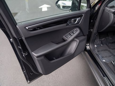 Certified 2023 Porsche Macan AWD/4WD image 17