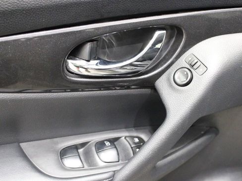 Used 2020 Nissan Rogue SV image 13