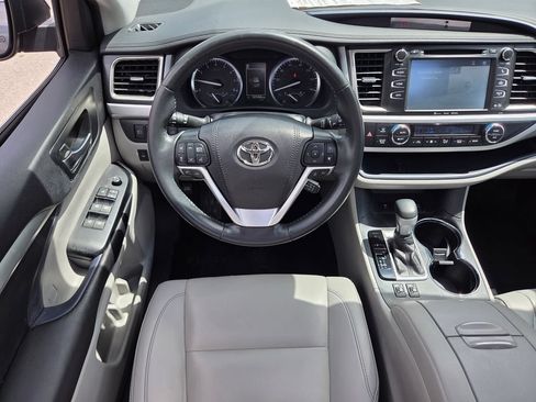 Used 2019 Toyota Highlander XLE AWD/4WD image 5