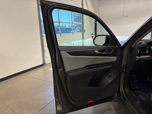 Used 2025 Volkswagen Atlas Peak Edition SE AWD/4WD image 29