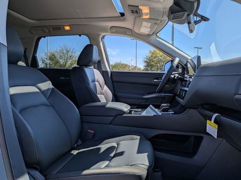 New 2026 Nissan Pathfinder SL image 17