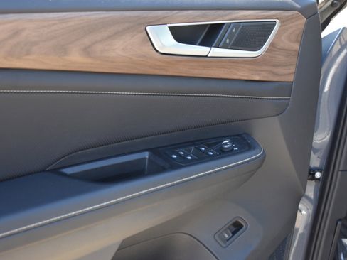 Used 2025 Volkswagen Atlas SE image 25