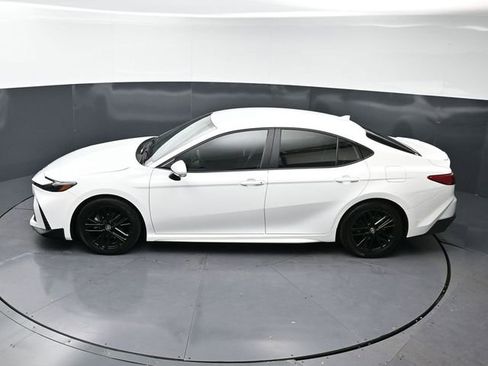 Used 2025 Toyota Camry SE w/ Convenience Package image 32