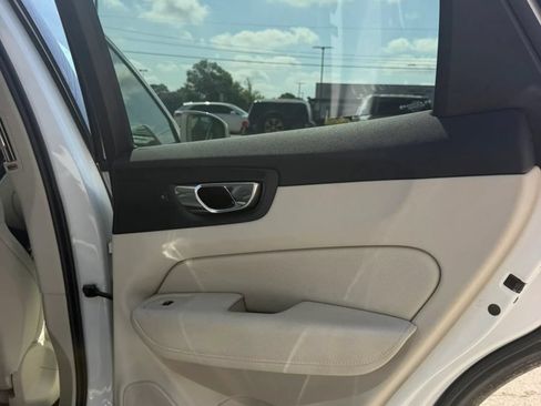 Used 2019 Volvo XC60 T5 Momentum w/ Premium Package FWD image 22