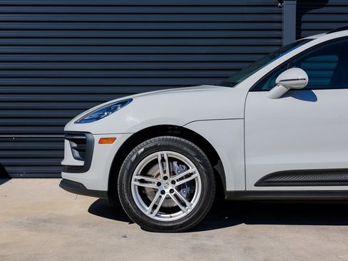 Certified 2022 Porsche Macan image 11
