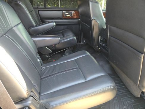 Used 2016 Lincoln Navigator Select RWD image 26