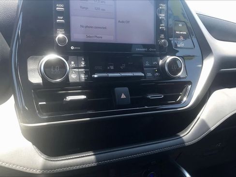 Used 2020 Toyota Highlander LE FWD image 32