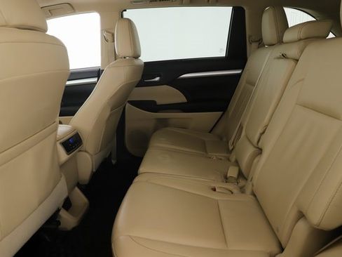 Used 2016 Toyota Highlander XLE image 26
