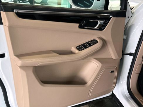 Certified 2026 Porsche Macan AWD/4WD image 19