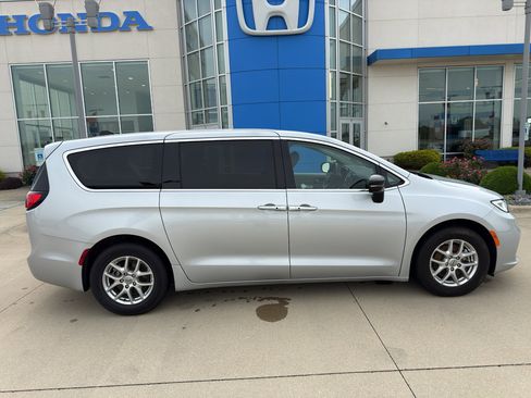 Used 2024 Chrysler Pacifica Touring-L FWD image 4