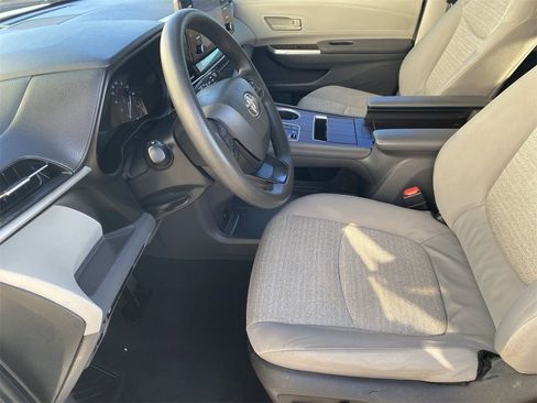 Used 2023 Toyota Sienna LE image 16