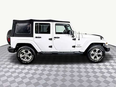 Used 2016 Jeep Wrangler Unlimited Sahara w/ Connectivity Group image 11