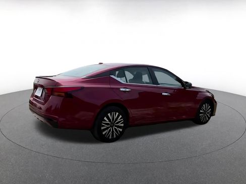 Used 2025 Nissan Altima 2.5 SV FWD image 14
