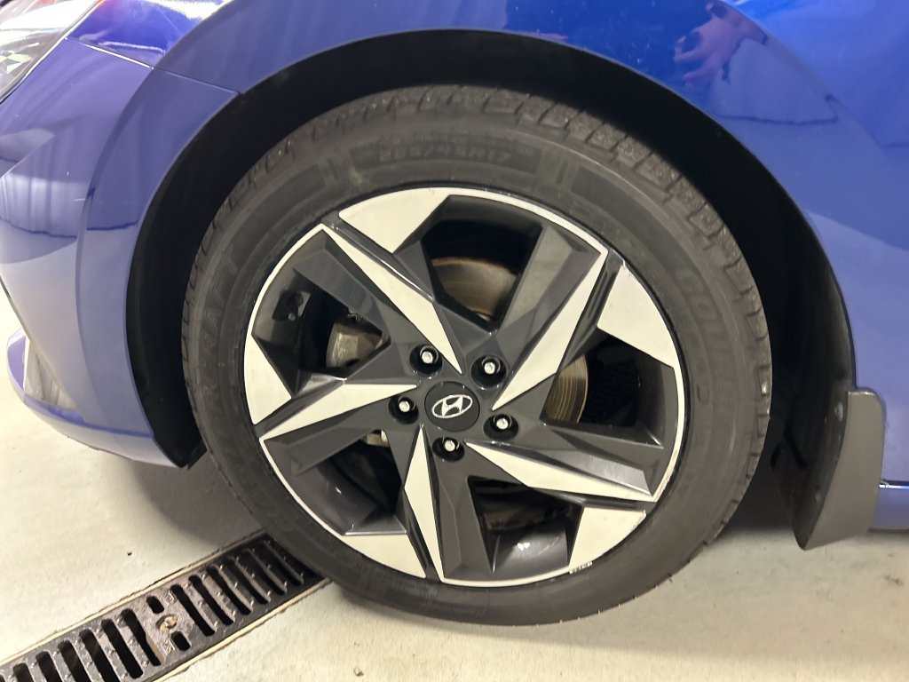 Used 2022 Hyundai Elantra Limited w/ Winter Weather Package FWD image 9