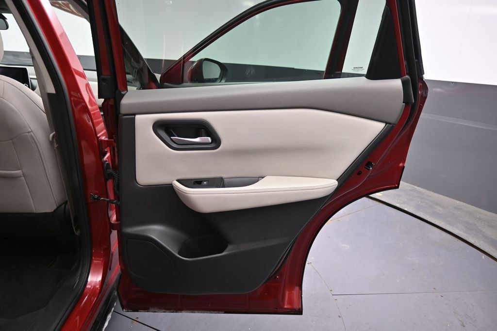 Used 2025 Nissan Rogue SV FWD image 15