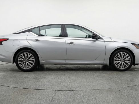 Used 2025 Nissan Altima 2.5 SV image 11
