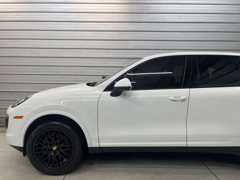 Used 2017 Porsche Cayenne Platinum Edition image 3