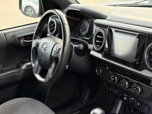Used 2018 Toyota Tacoma TRD Sport image 41