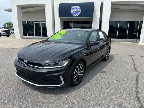 Used 2025 Volkswagen Jetta SE FWD image 1