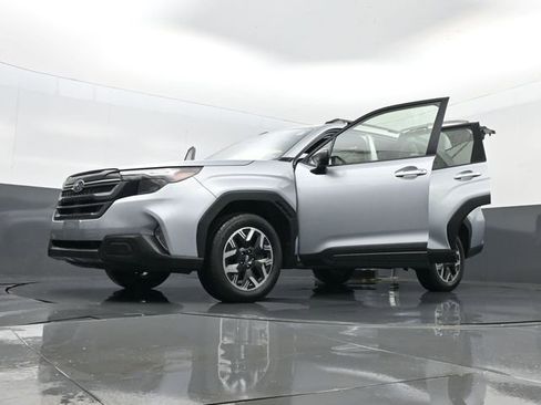 Used 2025 Subaru Forester Premium image 33