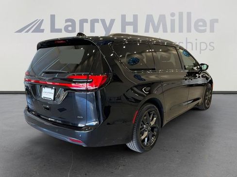 New 2026 Chrysler Pacifica Select image 5