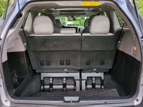 Used 2017 Toyota Sienna Limited Premium FWD image 13