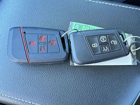 Used 2022 Volkswagen Tiguan SE w/ Panoramic Sunroof Package image 22