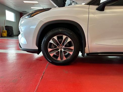 Used 2022 Toyota Highlander XLE AWD/4WD image 27