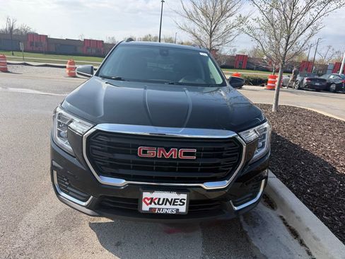 Used 2022 GMC Terrain SLE w/ Driver Convenience Package image 2