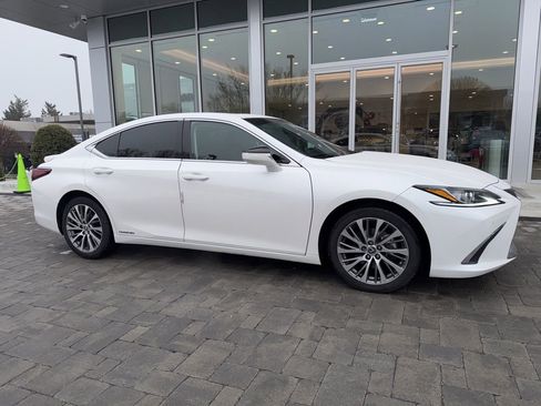 Used 2021 Lexus ES 300h w/ Premium Package image 4