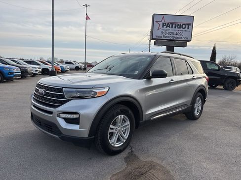 Used 2024 Ford Explorer XLT w/ Equipment Group 202A image 7