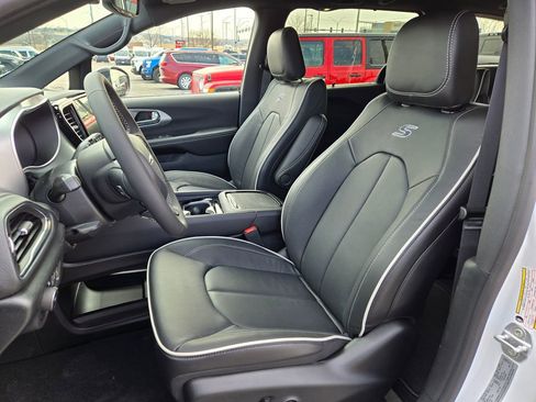 New 2026 Chrysler Pacifica Limited image 14