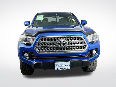 Used 2017 Toyota Tacoma TRD Off-Road w/ Premium & Technology Package AWD/4WD image 2