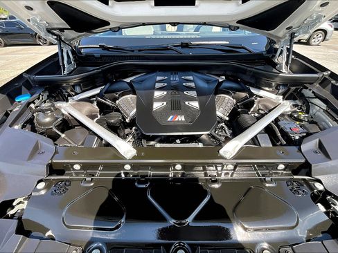 Used 2025 BMW X7 M60i image 9