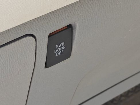 Used 2012 Toyota Sienna XLE image 21