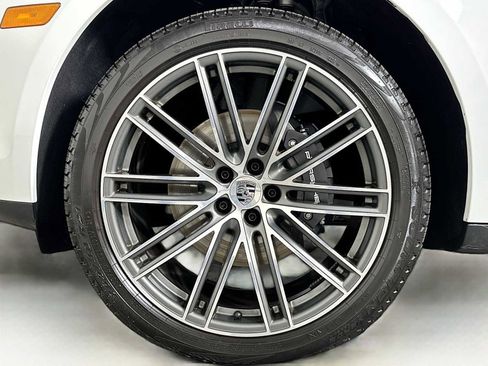 Used 2025 Porsche Macan image 32
