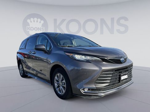 Used 2022 Toyota Sienna XLE image 10