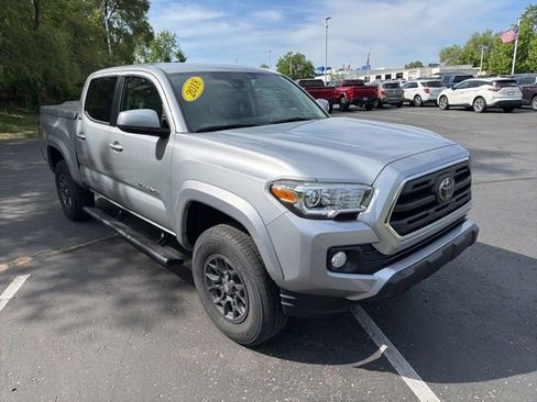 Used 2018 Toyota Tacoma SR5 AWD/4WD image 2