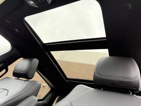 New 2026 Chrysler Pacifica Select AWD/4WD image 19