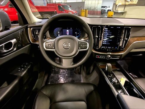 Used 2022 Volvo XC60 B5 Momentum w/ Climate Package image 6