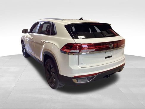 Used 2025 Volkswagen Atlas Cross Sport SE w/ Panoramic Sunroof Package image 5