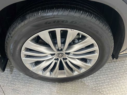 Used 2023 Toyota Highlander Platinum image 10