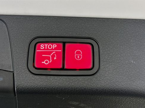 Used 2025 Mercedes-Benz GLB 250 4MATIC image 31