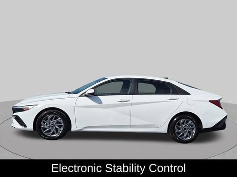 Used 2026 Hyundai Elantra Hybrid FWD image 9