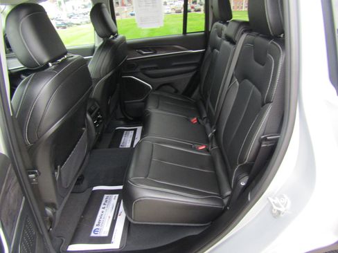 Used 2023 Jeep Grand Cherokee Limited w/ Trailer Tow Prep Group (B) image 15