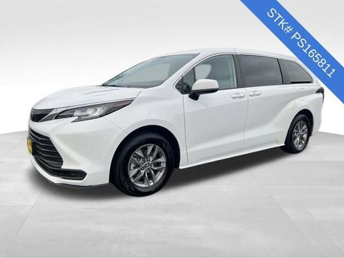 Used 2023 Toyota Sienna LE image 3