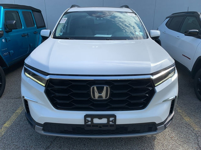 Used 2023 Honda Pilot Touring image 5