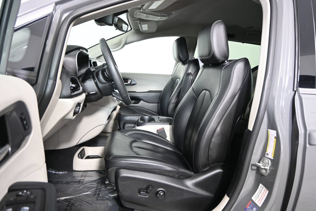 Used 2023 Chrysler Pacifica Touring-L FWD image 18